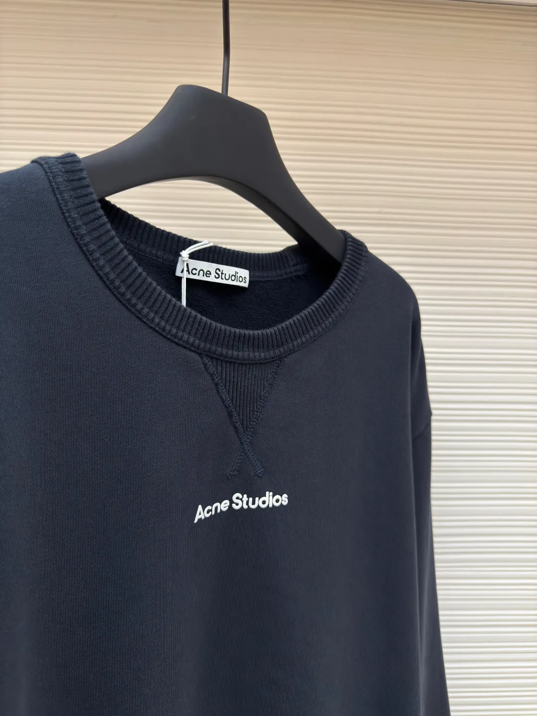 Acne Studios logo sweatshirt ●Authentic product: Purchased and developed for 3400 ●Item number: 1680046-A35 ●Fabric: Pure cotton fabric ●Technology: Positioned cutting machine ●Version: Loose version ●Weight: about 690 grams ●Size: S-M-L-XL ●Description: Customized 100% cotton Zhensoft reactive ink sweatshirt material, soft to the touch, comfortable and skin-friendly, dressed in pure white, a symbol of purity and elegance A triangle of heaven and earth is quietly painted on the chest. The iconic Acne Studios seal logo embellishes the front to increase brand recognition. It outlines a high-end silhouette with extreme simplicity and becomes the smart focus of vision. It shows taste in a silent place and uses glue printing. Use glue liquid paint to print patterns on fabrics. Bake the fabric to fix the printed pattern. The overall wiring is straight and delicate, the fabric is comfortable and soft, and the color is consistent without color difference. It can be matched with the same style to create a fashionable look and control various occasions. Customized accessories, complete with three standards, same style for men and women!